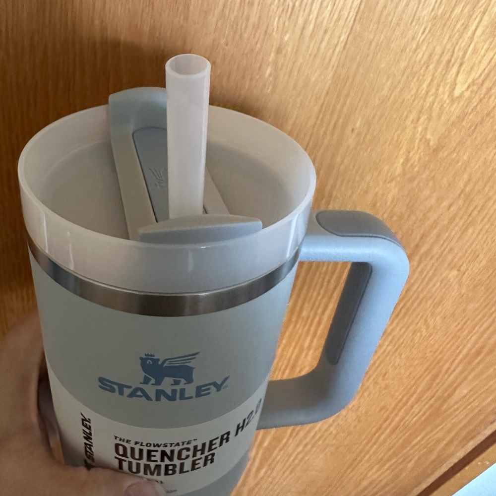 Stanley Adventure Vacuum Quencher Travel Tumbler - Fog Color - 40 oz.- BNWT - Picture 3 of 6